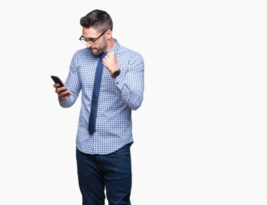 Duygu tezahürat gurur çığlık ve zafer ve başarı çok heyecanlı, kutluyor izole arka plan üzerinde smartphone kullanarak genç iş adamı