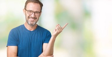 Kameraya bakarak yan el ve parmak ile işaret eden yakışıklı orta yaş ağarmış komuta sizde yüzünde kocaman bir gülümseme ile izole arka plan üzerinde gözlük nedir.