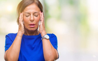 Orta yaş üst düzey İspanyol kadın izole arka plan baş baş ağrısı için el ile çünkü stres. Migren muzdarip.