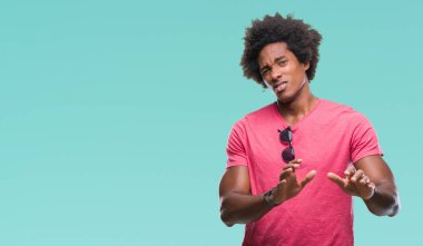 İzole arka plan üzerinde Afro Amerikalı adam tiksinti ifadesi, memnun ve korkulu tiksinti yüz yapıyorsun çünkü nefret tepki. Elleriyle kaldırdı. Sinir bozucu kavramı.