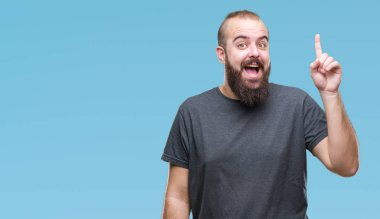 Genç beyaz hipster adam izole arka plan başarılı fikirle parmak işaret. Çıktıktan ve mutlu. Bir numara.