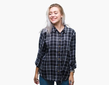 Genç Sarışın kadın uzak tarafına yüzünde, doğal ifade gülümseme ile seyir izole arka plan yüzünden. Kendine güvenen gülüyor.