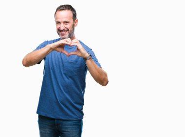 Orta yaş kalp simgesi ve elleriyle şekil gösterilen aşık gülümseyen izole arka plan üzerinde ağarmış komuta sizde. Romantik kavramı.