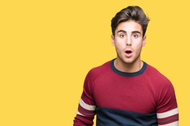 Genç yakışıklı adam korkuyor ve şok sürpriz ifade ile izole arka plan üzerinde korku ve yüz heyecanlı.