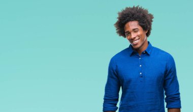 Seksi bir ifadeyle, neşeli ve mutlu yüzünü kameraya bakarak göz kırpıyor izole arka plan üzerinde Afro Amerikalı adam.