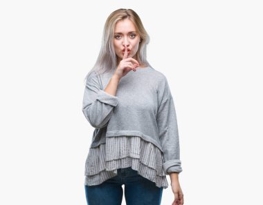 Genç Sarışın kadın dudaklarında parmak ile sessiz olmanı izole arka plan yüzünden. Sessizlik ve gizli kavramı.