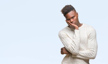 İzole arka plan düşünme seyir üzerinde genç Afro-Amerikan adam yorgun ve sıkılmış çapraz silah depresyon sorunları ile.