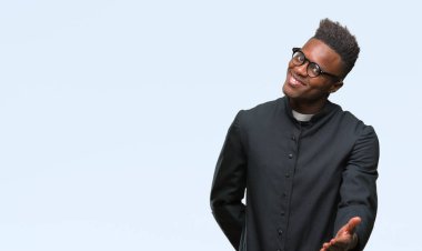 Genç Afro-Amerikan rahip adam arka plan olarak tebrik ve konuksever dost sunan karşılıklı gülümseyen izole. Başarılı iş.