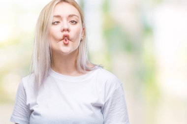 Sarışın genç kadın izole arka plan yapma balık yüzüne dudaklı, çılgın ve komik bir jest. Komik ifade.