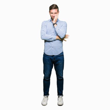 Seyir düşünüyorum mavi gözlü yakışıklı iş adamı yorgun ve sıkılmış çapraz silah depresyon sorunları ile.