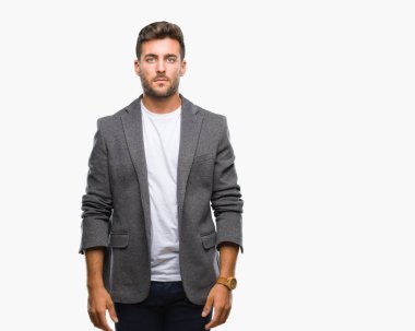 Genç yakışıklı iş adamı yüzünde ciddi bir ifade ile izole arka plan üzerinde. Basit ve doğal kameraya bakıyor.