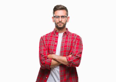 Yakışıklı delikanlı izole arka plan şüpheci ve sinir, onaylamayan ifade yüz çapraz kolları üzerinde. Negatif kişi.