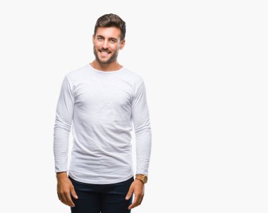 Yakışıklı delikanlı uzak tarafına yüzünde, doğal ifade gülümseme ile seyir izole arka plan üzerinde. Kendine güvenen gülüyor.