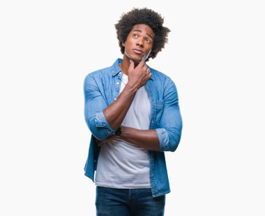 Çene düşünme hakkında soru, dalgın ifade üzerine el ile izole arka plan üzerinde Afro Amerikalı adam. Düşünceli yüzüyle gülümsüyor. Şüphe kavramı.