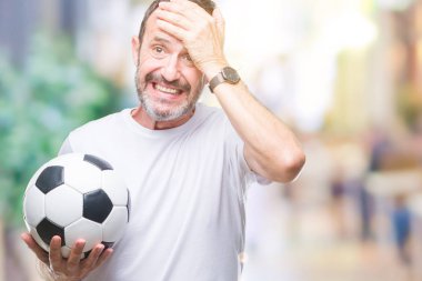 Baş, el ile vurguladı izole arka plan üzerinde futbol futbol topu tutan orta yaş ağarmış komuta sizde şok utanç ve sürpriz suratla, öfkeli ve sinirli. Korku ve hata için üzgün.