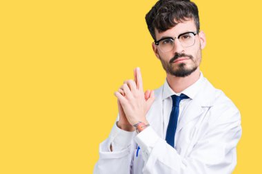 El hareketi ile sembolik silah tutan, çekim silah, kızgın yüz öldürme oynarken arka plan üzerinde beyaz önlük giyen genç profesyonel bilim adam izole