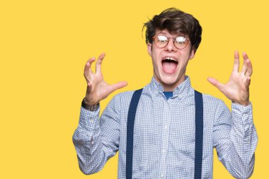 Yakışıklı delikanlı yüzünde ciddi bir ifade ile izole arka plan üzerinde. Basit ve doğal kameraya bakıyor.