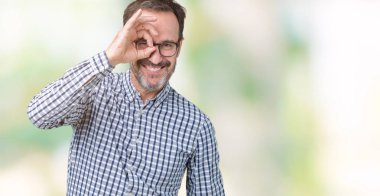 Gülümseyen, parmakları ile mutlu yüz üzerinden seyir göz el ile ok jest yapıyor izole arka plan üzerinde gözlük takan yakışıklı orta yaş zarif komuta sizde.