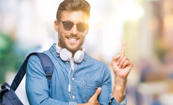 Jovem Turista Bonito Vestindo Fones Ouvido Mochila Sobre Fundo Isolado — Fotografia de Stock