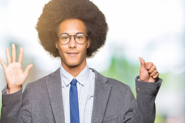 Unga Afroamerikanska Affärsman Med Afro Hår Glasögon Visar Och Pekar — Stockfoto