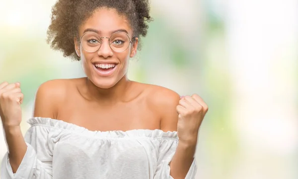 Mujer Afroamericana Joven Con Gafas Sobre Fondo Aislado Celebrando Sorprendida —  Fotos de Stock