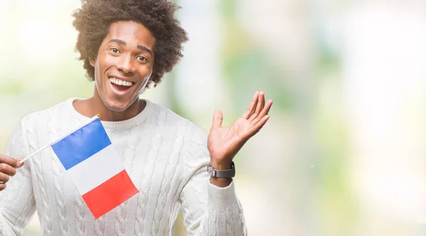 アフロ アメリカ人は勝者式祝う勝利笑顔で叫び 手を上げた非常に幸せと興奮 孤立した背景にフランスの国旗します — ストック写真