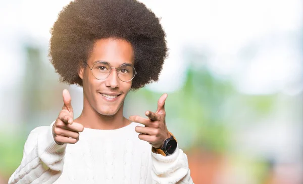 Young African American Man Afro Hair Wearing Glasses Pointing Fingers — Stock Photo, Image