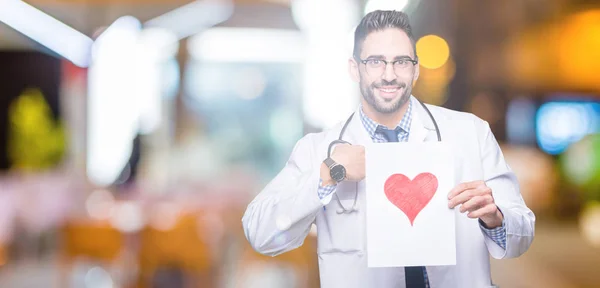 Guapo Joven Doctor Hombre Sosteniendo Papel Con Corazón Rojo Sobre — Foto de Stock