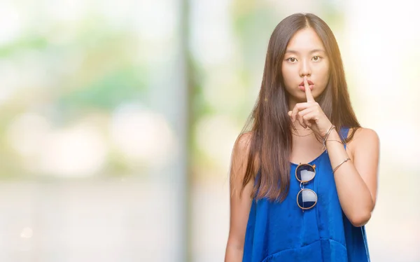 在孤立的背景下 年轻的亚洲妇女要求在嘴唇上的手指安静 沉默和秘密概念 — 图库照片