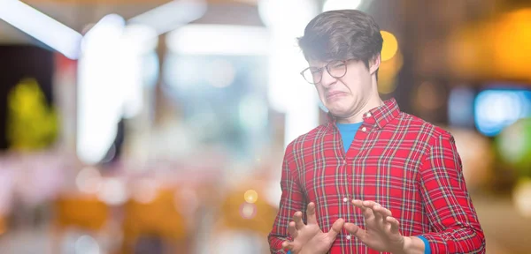 Homem Bonito Jovem Usando Óculos Sobre Fundo Isolado Expressão Repugnante — Fotografia de Stock