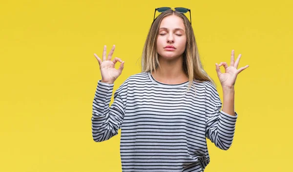 Unga Vackra Blonda Kvinnan Bär Solglasögon Över Isolerade Bakgrund Koppla — Stockfoto