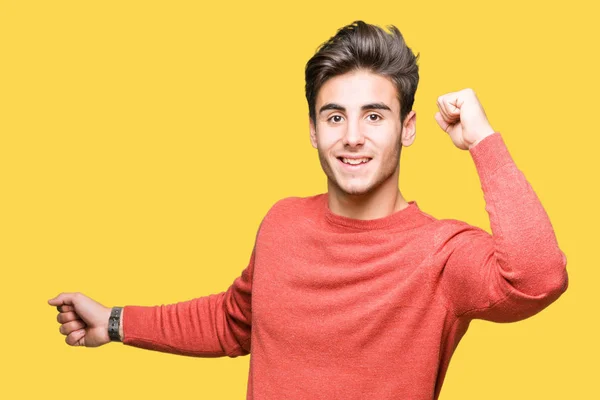 Jovem Homem Bonito Sobre Fundo Isolado Dançando Feliz Alegre Sorrindo — Fotografia de Stock