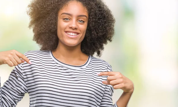 Jovem Afro Americana Sobre Fundo Isolado Olhando Confiante Com Sorriso — Fotografia de Stock