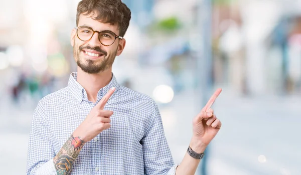 Ung Vacker Man Glasögon Över Isolerade Bakgrund Leende Och Tittar — Stockfoto