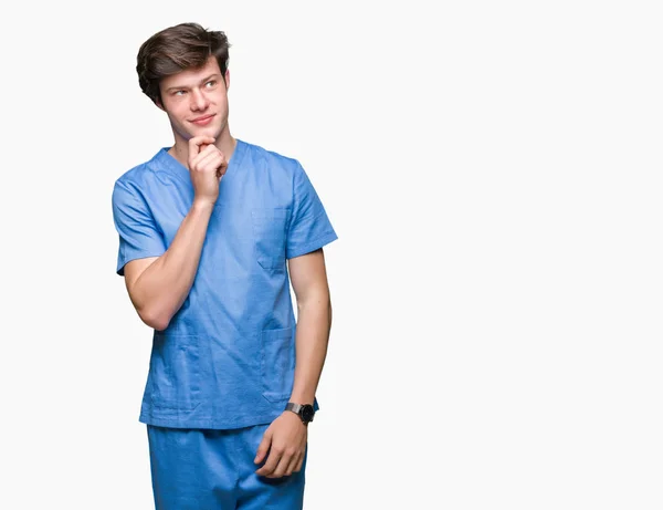 Jovem Médico Vestindo Uniforme Médico Sobre Fundo Isolado Com Mão — Fotografia de Stock