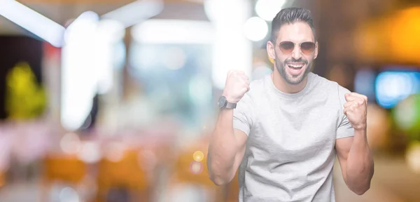 Joven Hombre Guapo Con Gafas Sol Sobre Fondo Aislado Muy —  Fotos de Stock