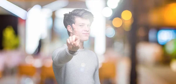 Joven Hombre Guapo Con Suéter Invierno Sobre Fondo Aislado Señalando — Foto de Stock