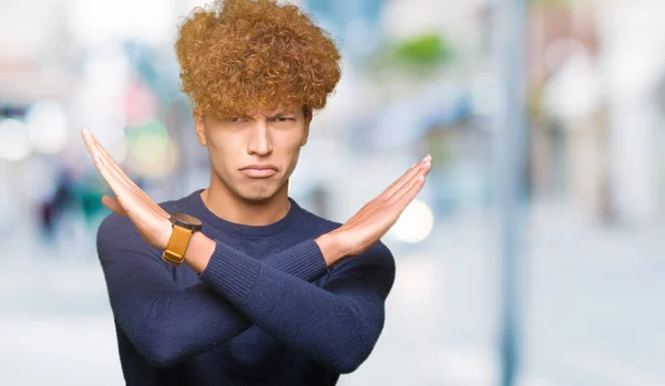 Jovem Homem Bonito Com Cabelo Afro Expressão Rejeição Cruzando Braços — Fotografia de Stock