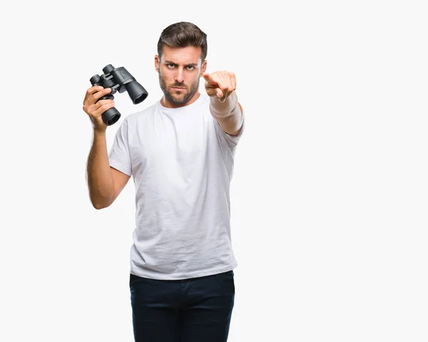 Jonge Knappe Man Zoek Door Middel Van Verrekijkers Geïsoleerd Achtergrond — Stockfoto