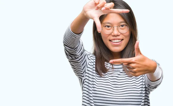 Jovem Mulher Asiática Vestindo Óculos Sobre Fundo Isolado Sorrindo Fazendo — Fotografia de Stock