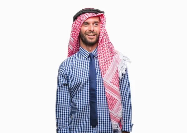若いハンサムなアラビアン ビジネス男にクーフィーヤを着て分離背景が笑顔で側に自然な表現の顔に離れています 自信を持って笑ってください — ストック写真