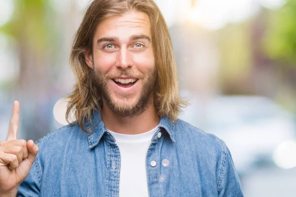 Homem Bonito Jovem Com Cabelos Longos Sobre Fundo Isolado Apontando — Fotografia de Stock