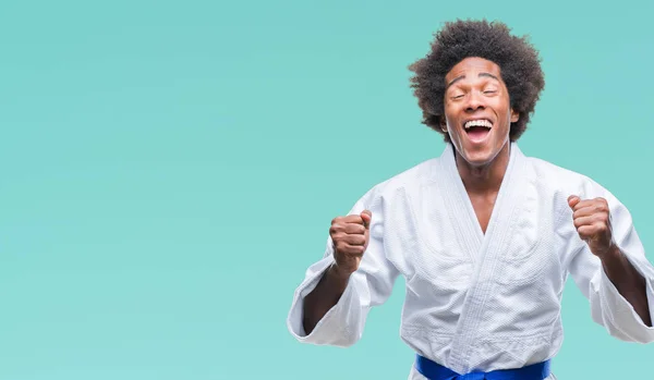 Afro Americký Muž Nosí Karate Kimono Izolované Pozadí Nadšeni Pro — Stock fotografie