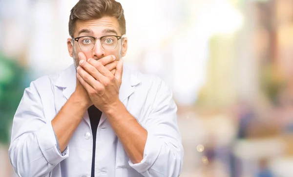 Junger Gutaussehender Mann Mit Doktor Wissenschaftlichem Mantel Über Isoliertem Hintergrund — Stockfoto