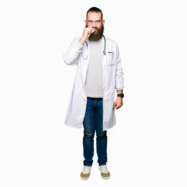 Ung Blond Läkare Man Med Skägg Bär Medicinsk Coat Mun — Stockfoto