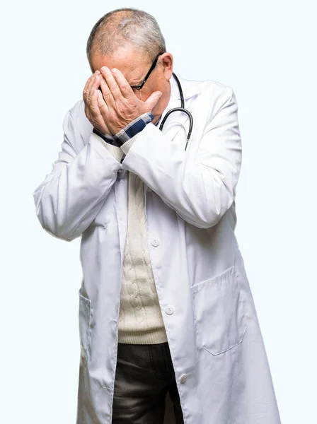 ハンサムな先輩医師の男が泣きながら手で顔を覆っている悲しそうな表情で医療のコートを着てします うつ病の概念 — ストック写真