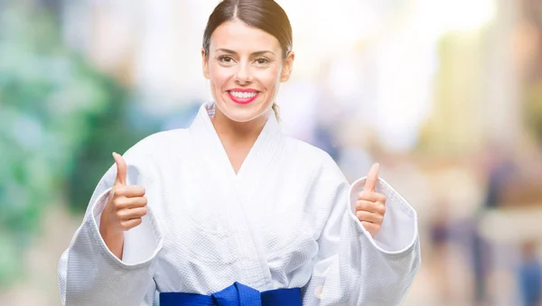 Mladá Krásná Žena Nosí Kimono Karate Jednotné Nad Izolované Pozadí — Stock fotografie