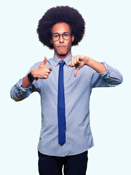 Joven Hombre Negocios Afroamericano Con Cabello Afro Usando Gafas Haciendo —  Fotos de Stock