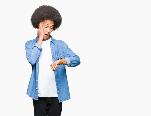 Jovem Americano Africano Com Cabelo Afro Olhando Para Relógio Tempo — Fotografia de Stock