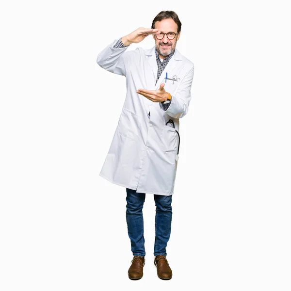 Średnim Wieku Lekarz Mężczyzn Noszenie Medycznych Płaszcz Gestykulacji Rąk Wyświetlono — Zdjęcie stockowe